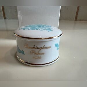 Buckingham Palace NIB Blue & White Trinket Box